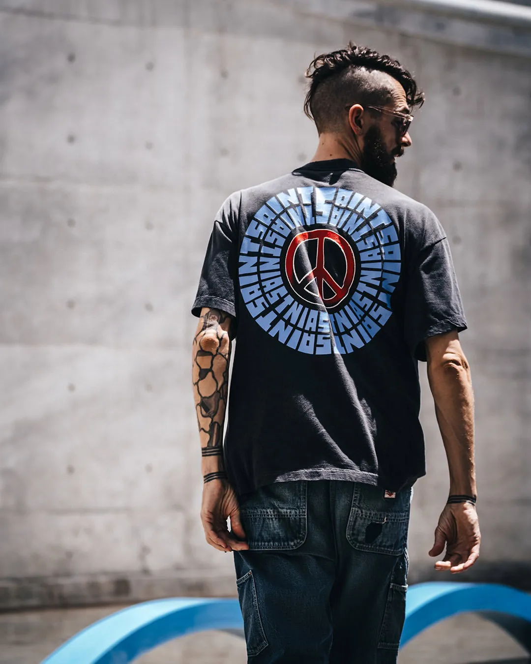 SAINT Mxxxxxx IDEOLOGICAL SS TEE/BLK Peace and anti-war crack pattern tee, washed black S-XL, look for the cylindrical fabric without side seams, the open width is almost meaningless Asut ready-made garments dyed, the whole piece is sprayed with horse-hair spray, and then sprayed again to fade, the collar and cuffs are frayed, many places are broken, oversized printing position, genuine level restoration, complete accessories, with little angel anti-counterfeiting label